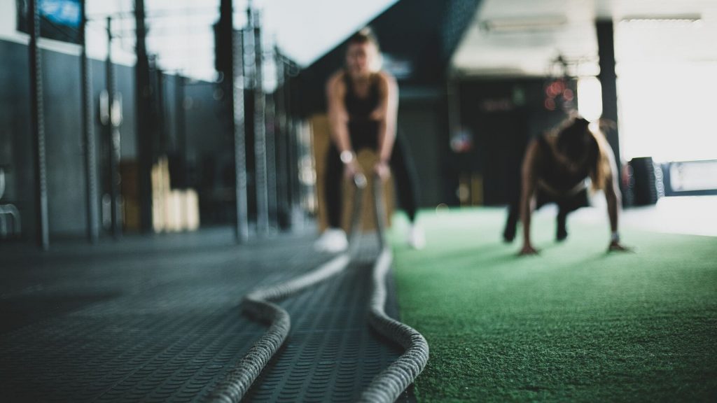 Dos mujeres en un gimnasio profesional